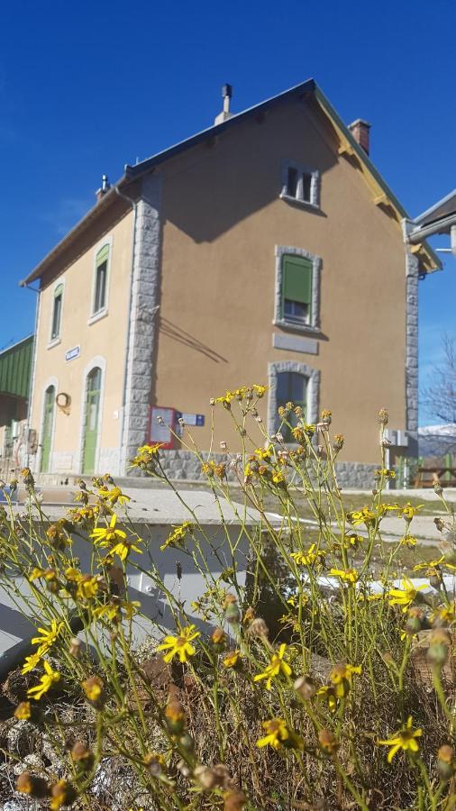 Loft Mansarde Du Train Jaune Avec Vue Sur Les Montagnes Saillagouse Exteriér fotografie